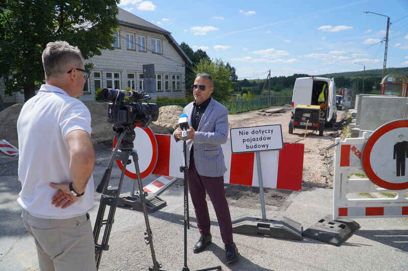 Rozpoczęły się prace przy rozbudowie drogi w Lipowym Polu Skarbowym i przebudowę mostu. Wizyta samorządowców na inwestycji