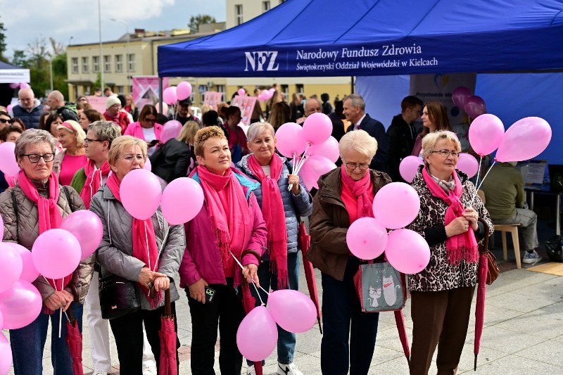 grupa ludzi pod sceną