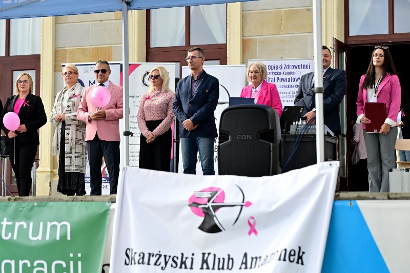 grupa ludzi na scenie