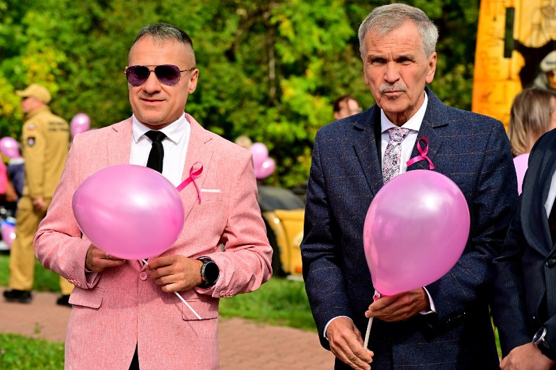 Starosta z Sekretarzem z różowymi balonami