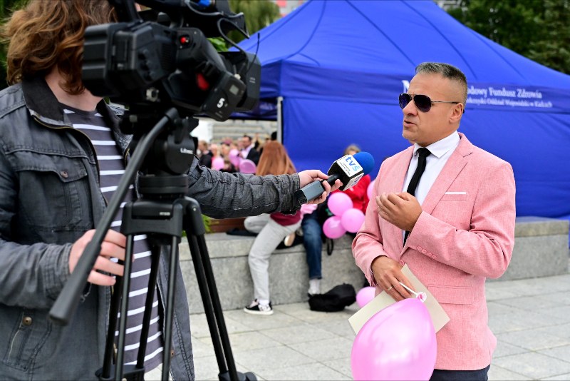 Starosta udzielający wywiadu dla telewizji