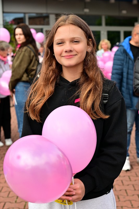 dziewczynka z różowymi balonami