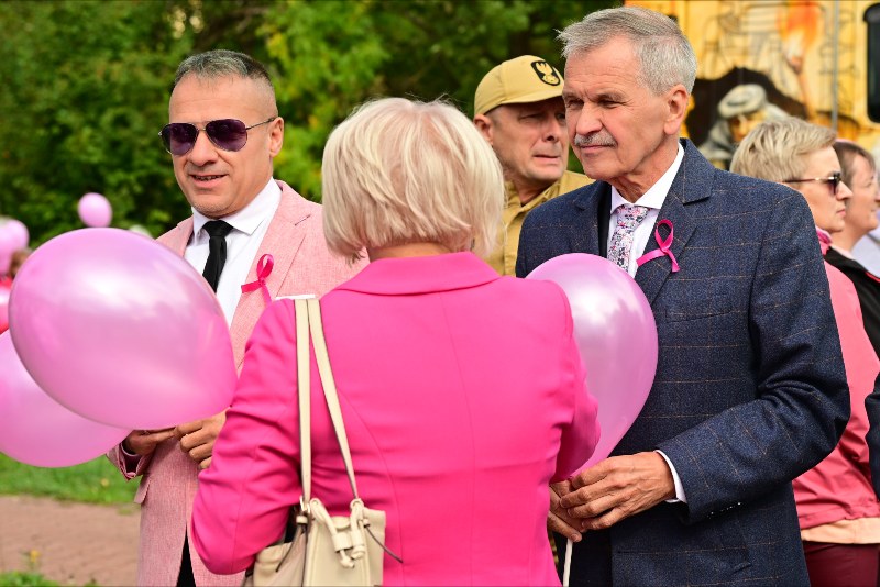 kobieta wręcza sekretarzowi różowy balon