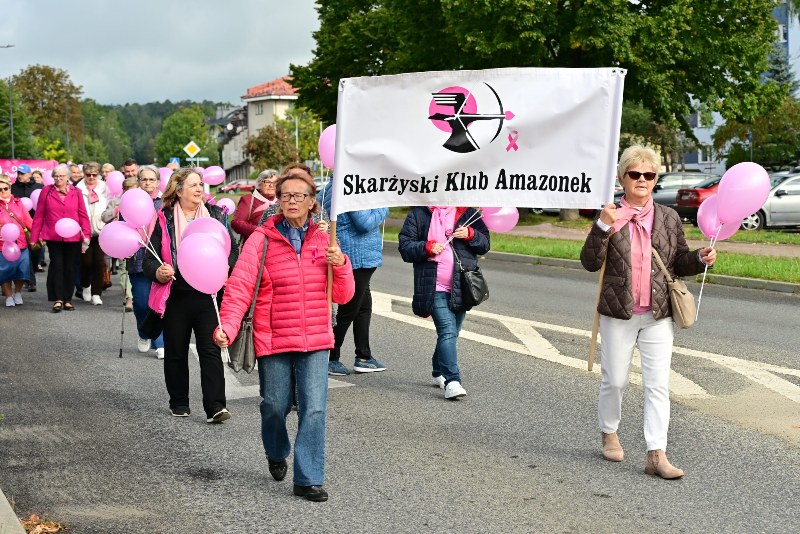 kobiety niosące baner Skarżyski Klub Amazonek