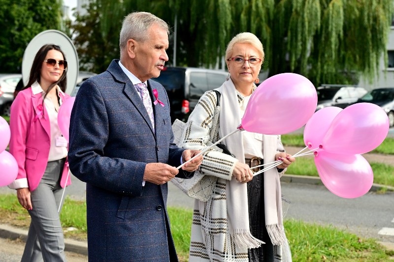 Sekretarz z uczesnikami marszu
