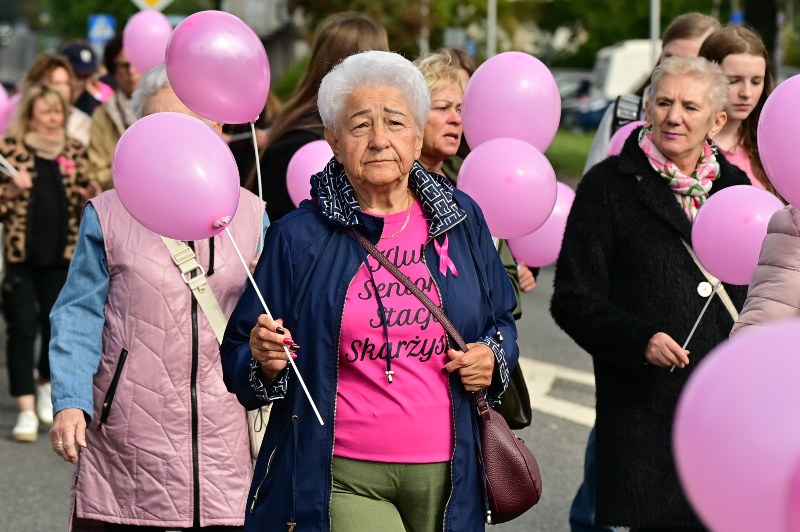 kobieta z balonem wśród uczestników marszu