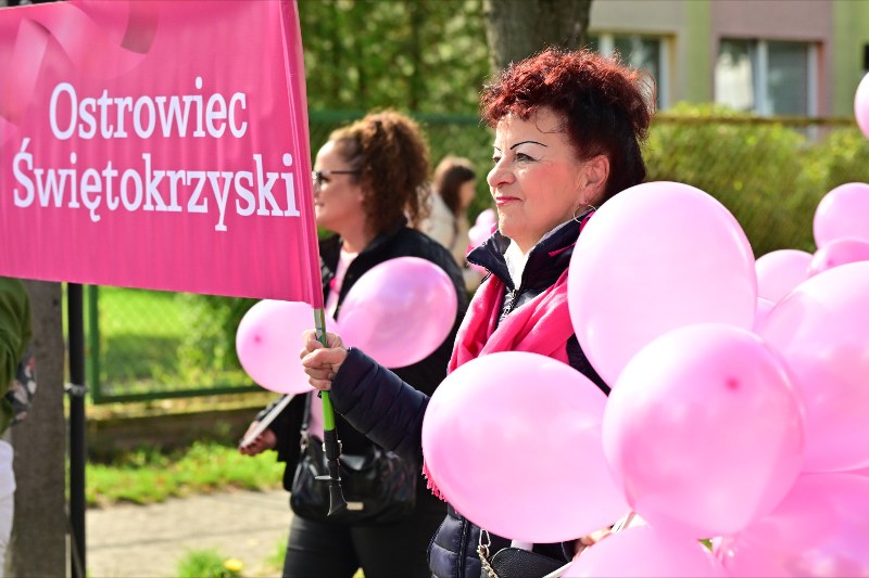 kobieta z balonami niosąca baner Ostrowiec Świętokrzyski
