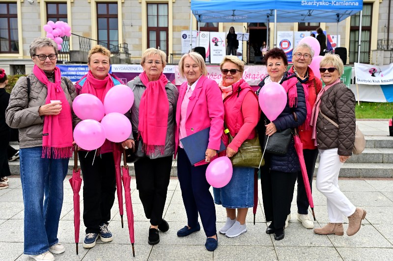 grupka kobiet pozująca do zdjęcia