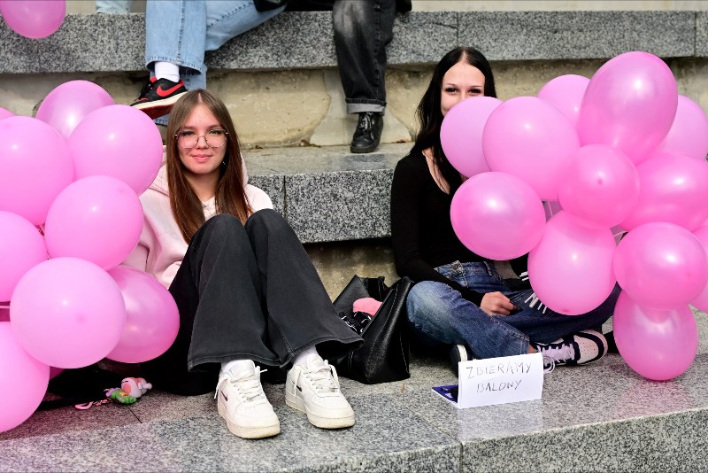 dwie dziewczyny z pękami balonów