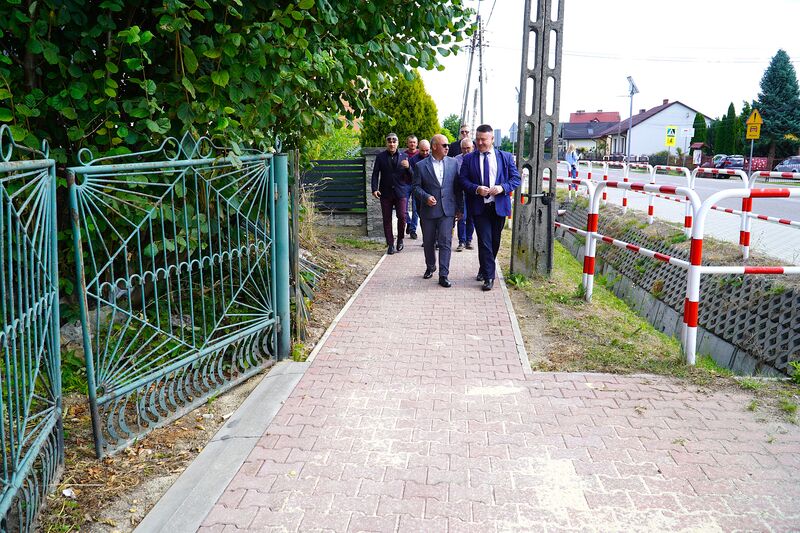 odnowiony chodnik w Grzybowej Górze - odbiór zadania