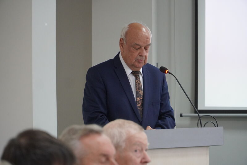 przewodniczący rady powiatu skarżyskiego Jerzy Żmijewski stoi przy mównicy