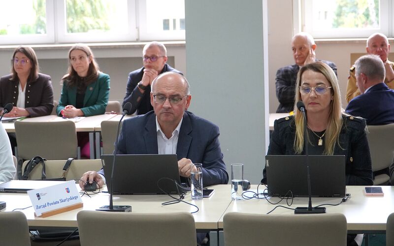 członkowie zarządu powiatu Cezary Błach i Monika Pająk podczas sesji