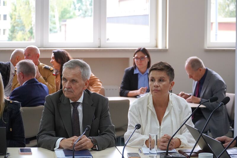 sekretarz L. Lepiarz i skarbnik U. Wrona podczas sesji Rady