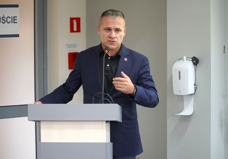 Starosta Artur Berus przy mównicy