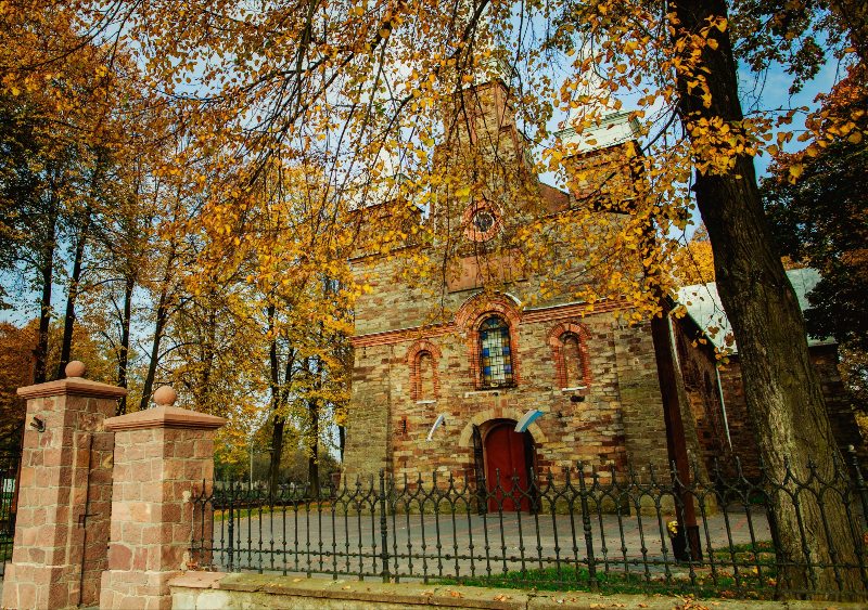 Kosciol Św. Szymona i Judy Tadeusza w Łącznej. Widok od wejścia w otoczeniu jesiennych liści.