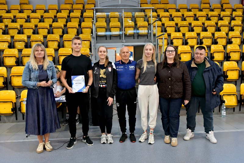 Wicestarosta, rodzice Mai, sędzia wraz z reprezentantem wygranej drużyny