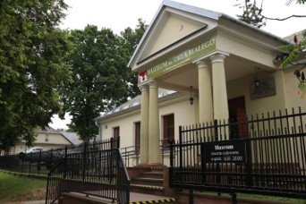 Muzeum Orła Białego w Skarżysku-Kamiennej Wejscie do budynku