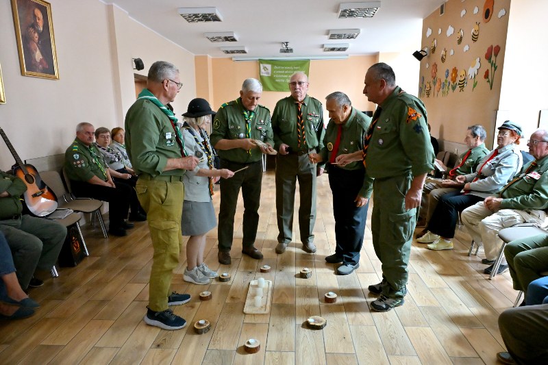 druhna i druhowie rozpalają harcerski kominek