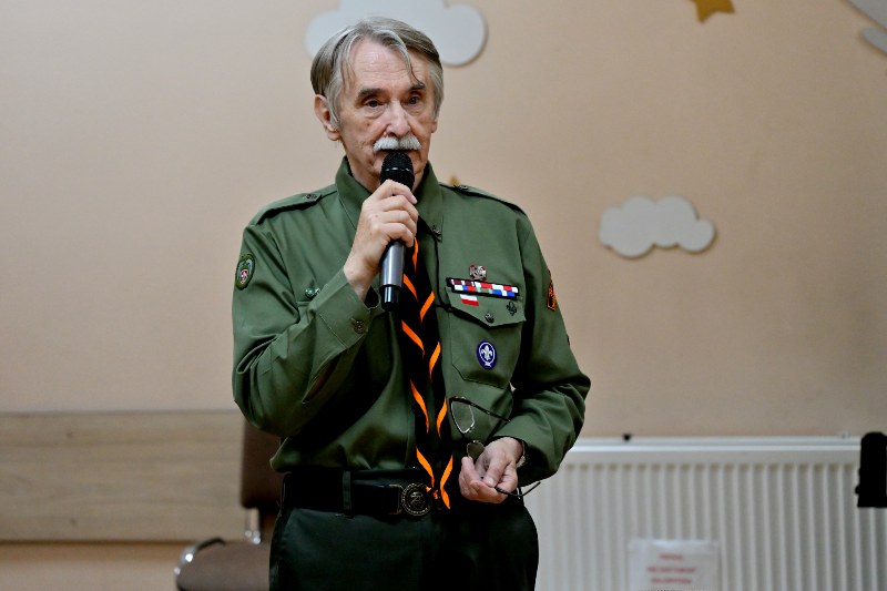 Druh z mikrofonem
