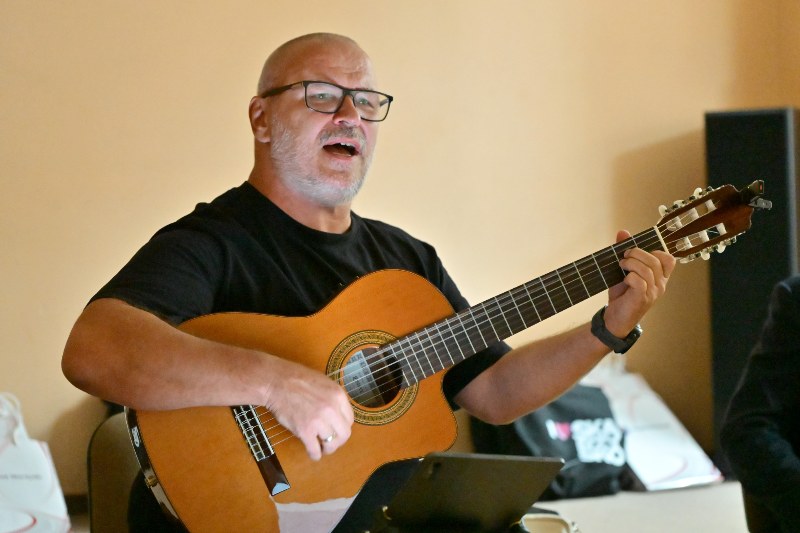 Zbyszek Biber gra na gitarze i śpiewa