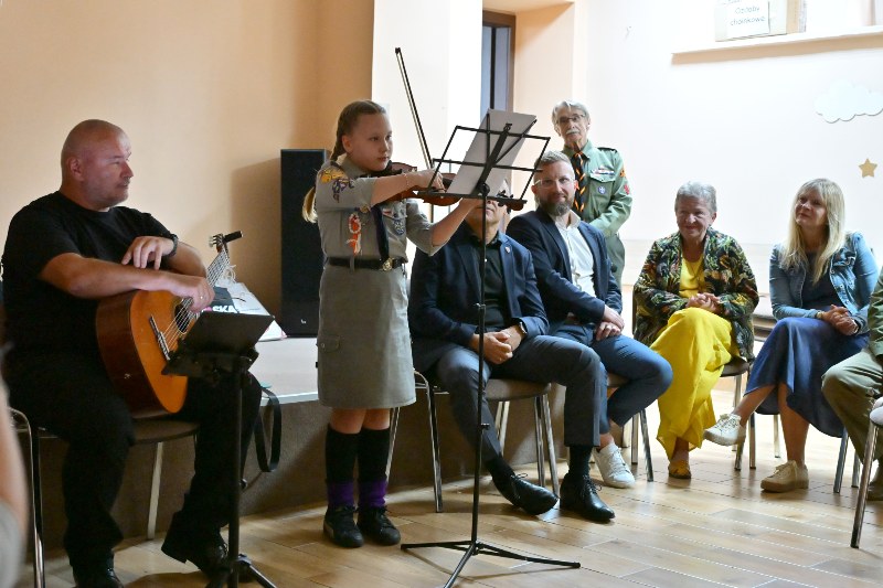Młoda harcerka gra na skrzypcach. Zbyszek Biber, Starosta, Klimkowie i Wicestarosta