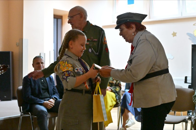 Druhna seniorka wręcza młodej druhnie podarunek