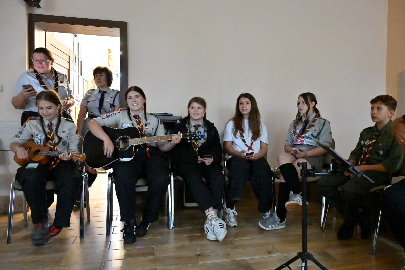 młode harcerki śpiewają, 2 grają na gitarze