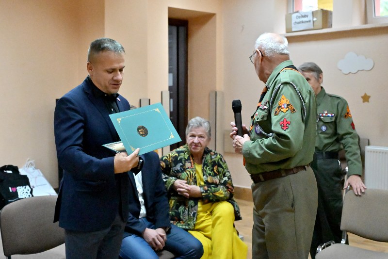 Starosta przyjmuje od druha podziękowanie