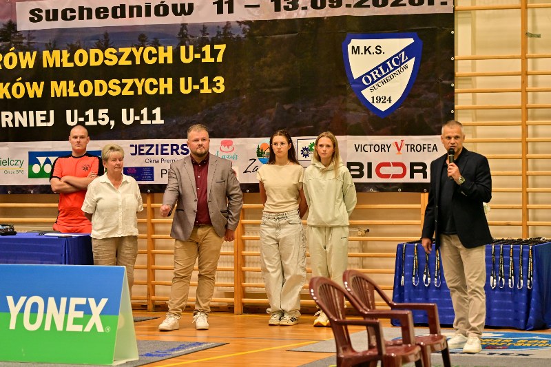 organizatorzy wraz z Prezesem Polskiego Związku Badmintona otwierają wydarzenie sportowe