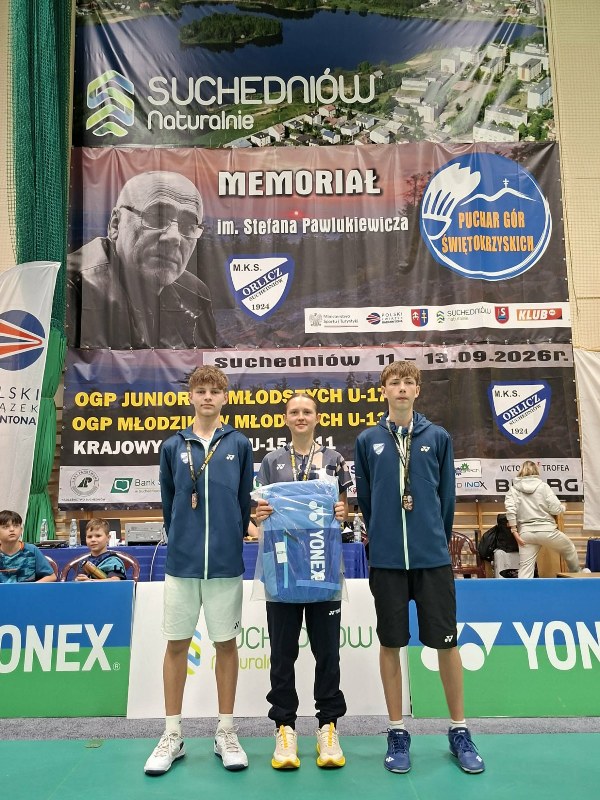 młodzi sportowcy z medalami