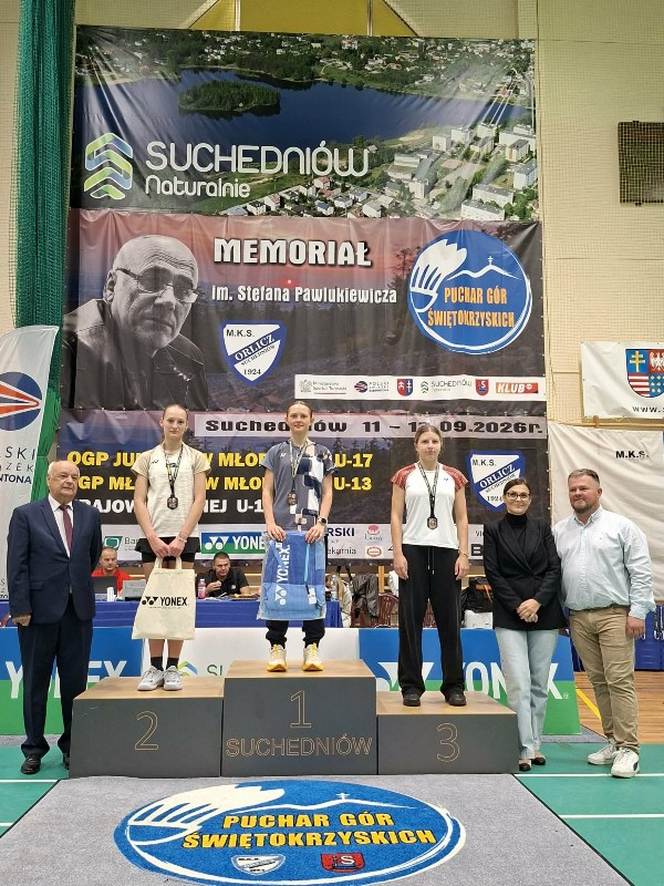 zawodnicy na podium w asyście Jerzego Żmijewskiego oraz organizatora
