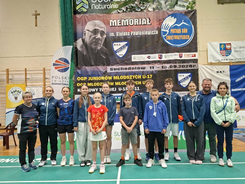 grupa młodzieży i dorosłych na hali sportowej, 15 osób