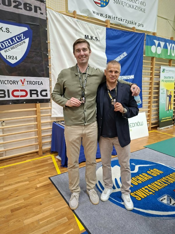 2 mężczyzn z medalami na szyi