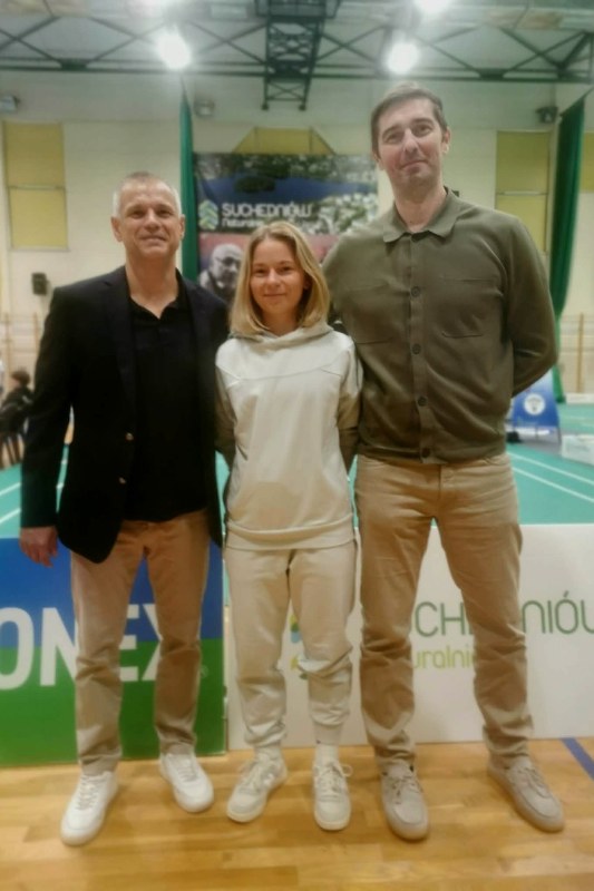 kobieta i 2 mężczyzn pozują do zdjęcia