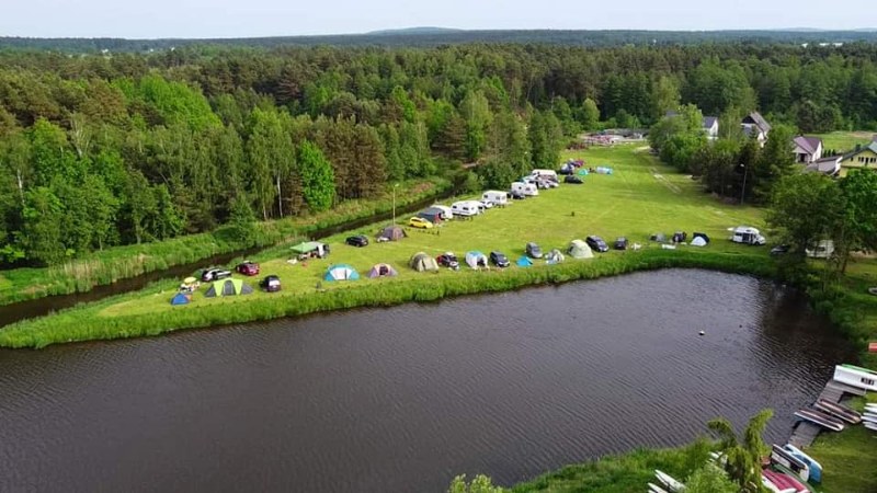 Camping 140 nad Zalewem w Suchedniowie, widok z góry na namioty