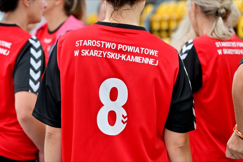 czerwona koszulka z nr 8 Starostwo Powiatowe