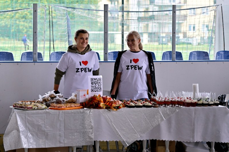przedstawicielki ZPEW serwujące przekąski