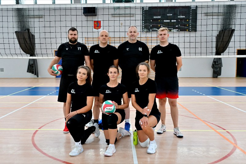 drużyna siatkarska w czarnych koszulkach