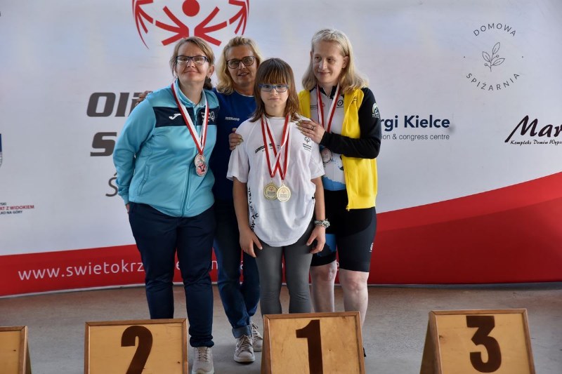 grupa osób z medalami na szyi