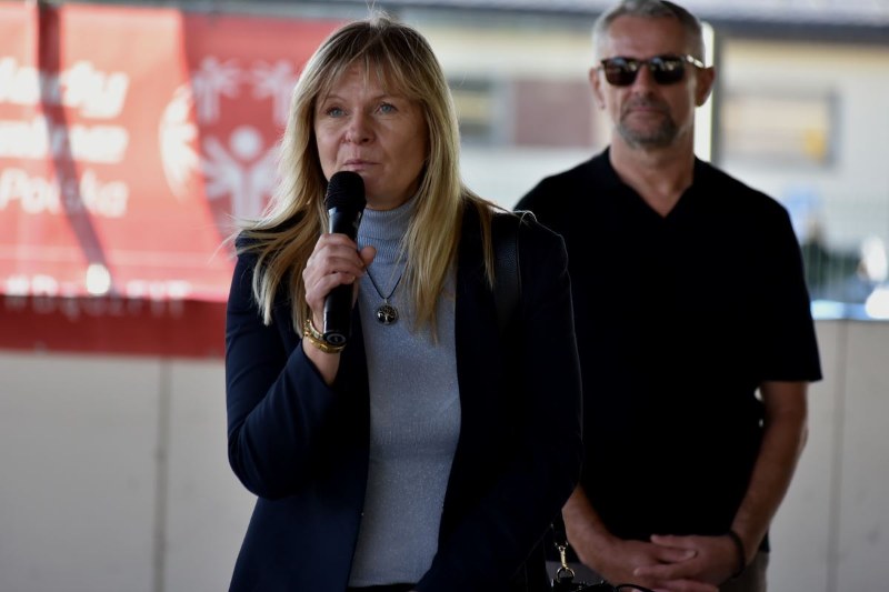 Wicestarosta przemawiająca do mikrofonu