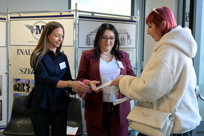 Patrycja Bassa i Ewelina Gluza witają gości