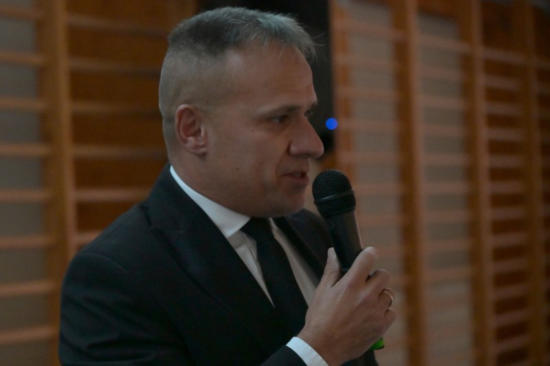 Artur Berus przy mikrofonie