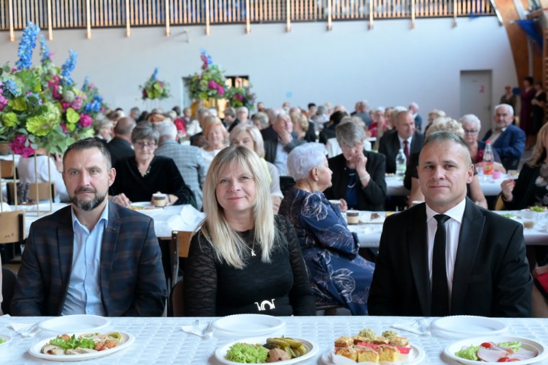 Cezary Nowak, Katarzyna Bilska, Artur Berus siedzą przy stole