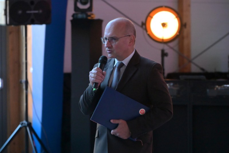 Cezary Błach przy mikrofonie
