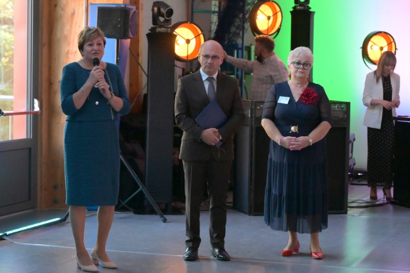 Cezary Błach wraz z 2 kobietami z Rady Seniorów przy mikrofonie