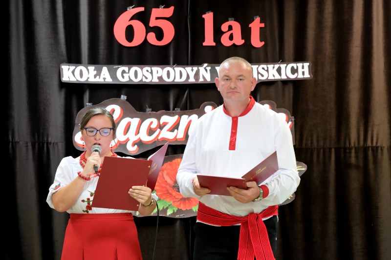 kobieta i mężczyzna z KGW Łącznianie prowadzą wydarzenie