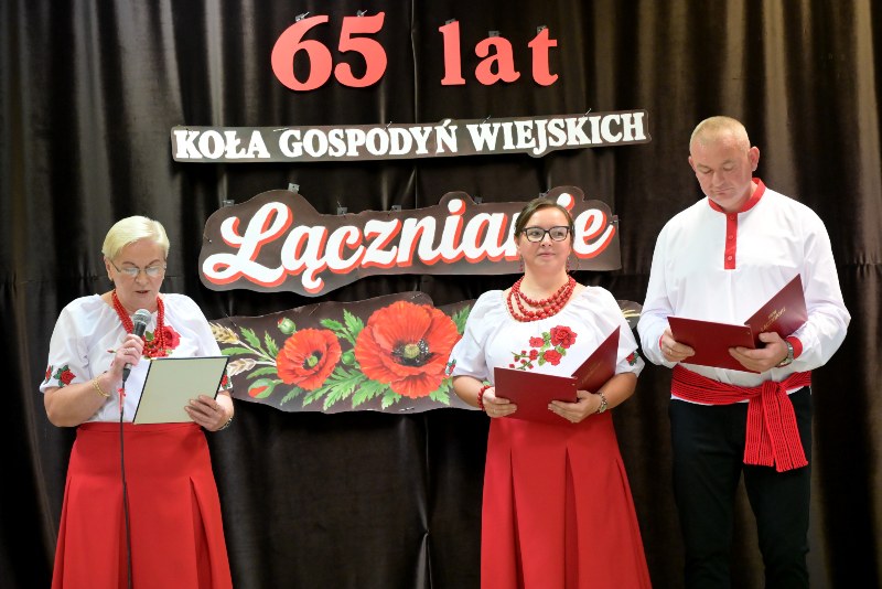 2 kobiety i mężczyzna z KGW Łącznianie prowadzący wydarzenie