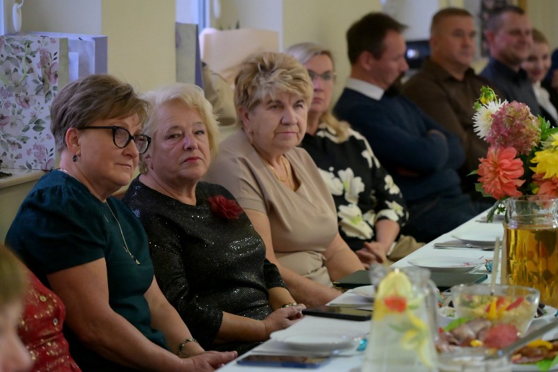 goście siedzący przy stole