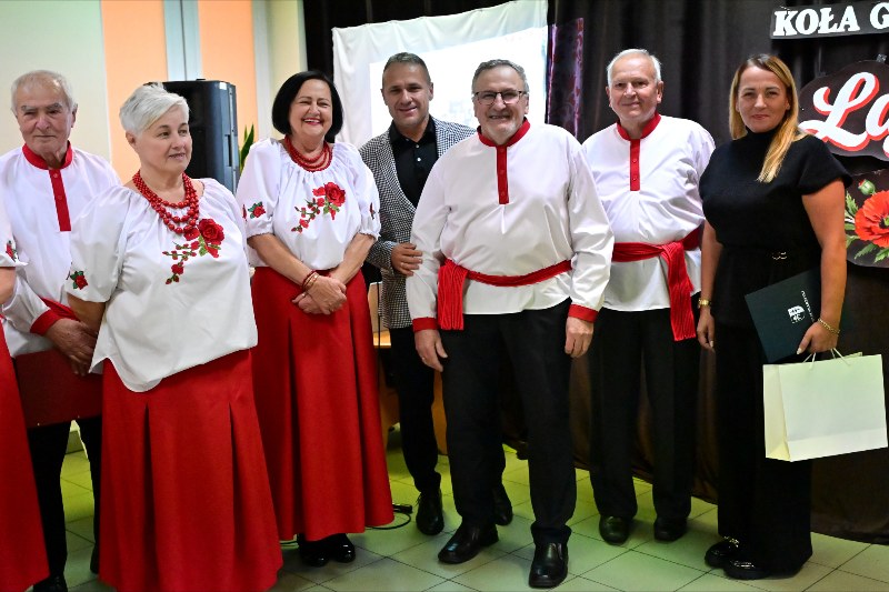 zdjęcie grupowe członków KGW Łącznianie ze Starostą Arturem Berusem i członkiem zarządu Moniką Pająk