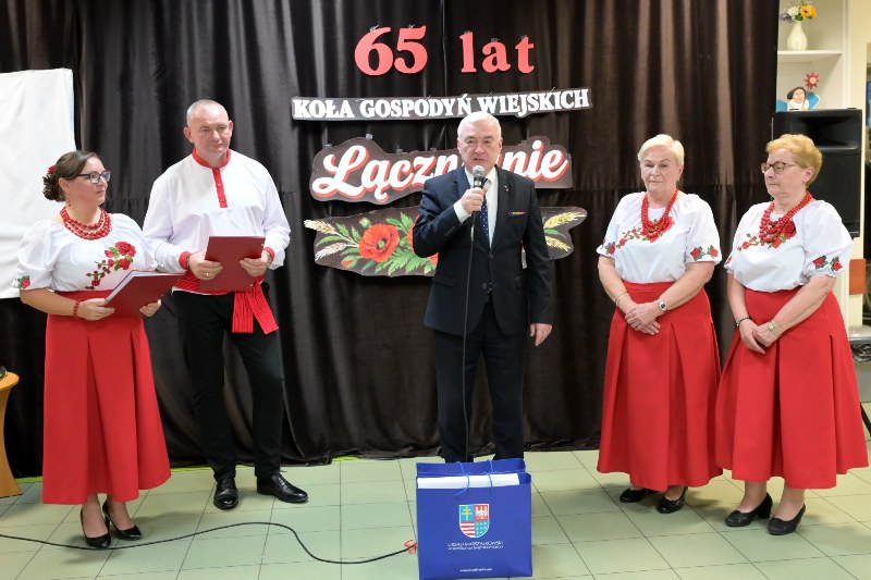 Przewodniczący Sejmiku Województwa Świętokrzyskiego Andrzej Bętkowski składa życzenia  KGW Łącznianie